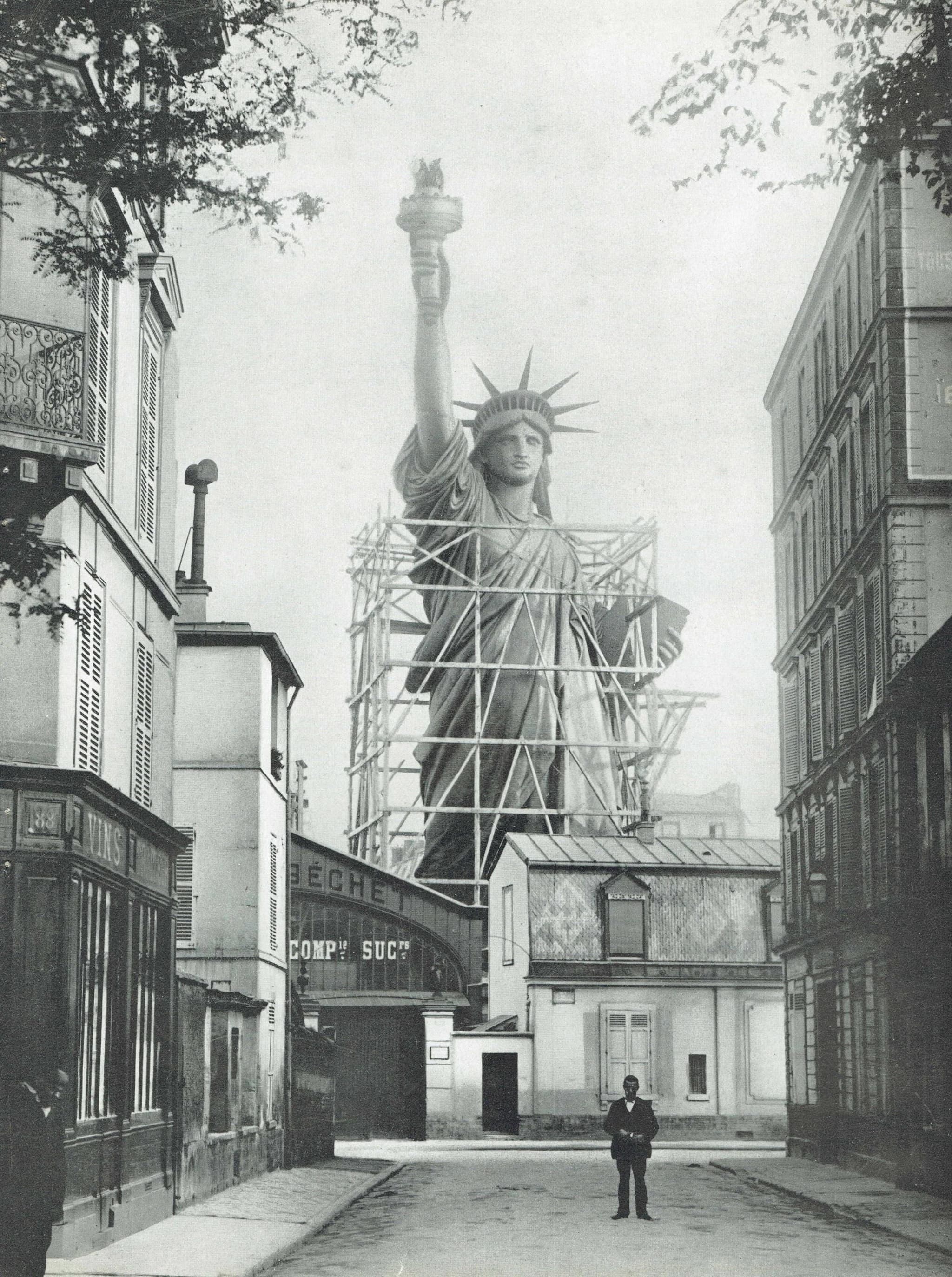 1947 Statue of Liberty Paris during Construction in Paris - Original Vintage Print - Soleils Folio French Art Review - 10.5 x 13.5 in - Image 2