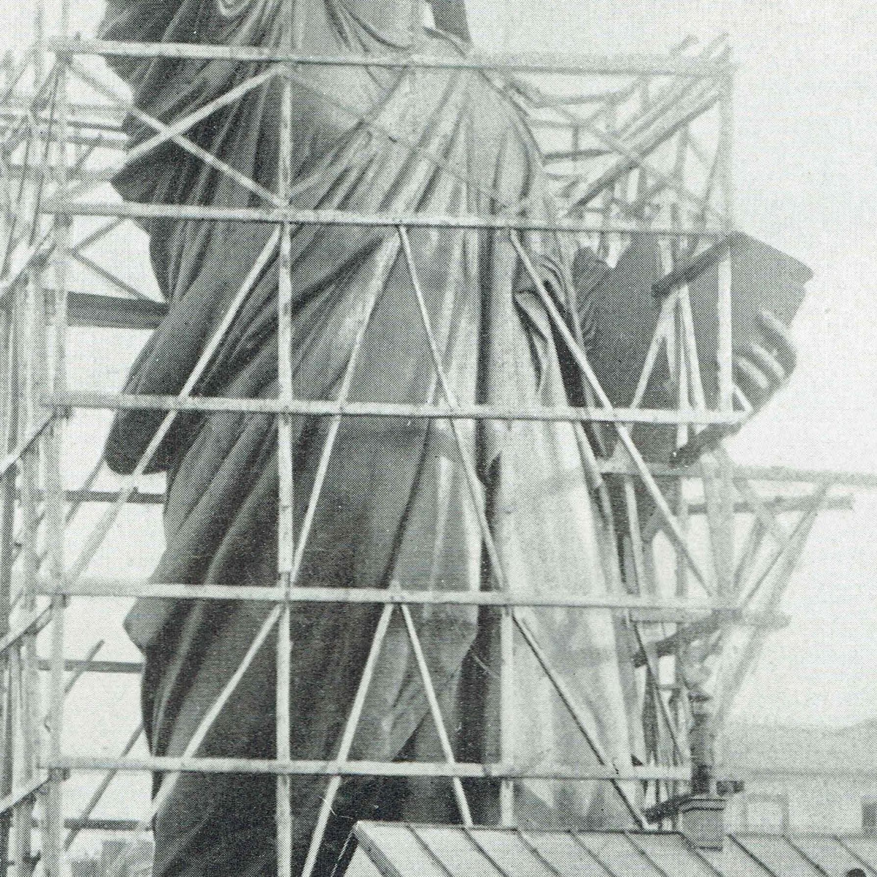 1947 Statue of Liberty Paris during Construction in Paris - Original Vintage Print - Soleils Folio French Art Review - 10.5 x 13.5 in - Image 4